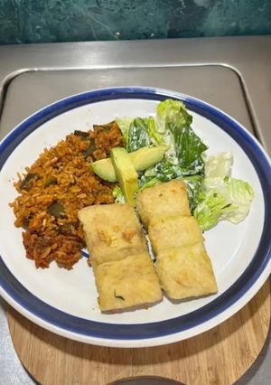 Una foto de *Pescado cazón crujiente con arroz chipotleado y ensalada cremosa con limón*