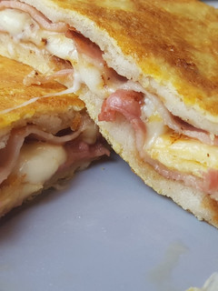 Una foto de Sándwich envuelto en tortilla relleno de bacon y queso