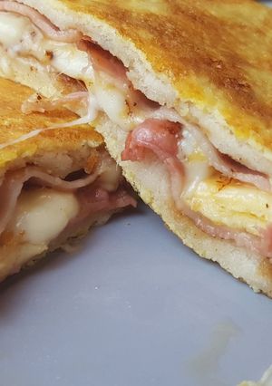 Una foto de Sándwich envuelto en tortilla relleno de bacon y queso