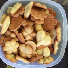 A picture of Petit four vanilla cookies.