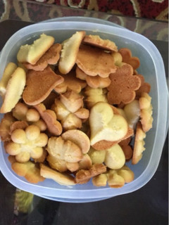 A picture of Petit four vanilla cookies.