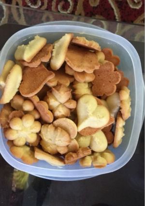 A picture of Petit four vanilla cookies.