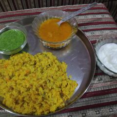 A picture of Vegetable khichdi with dahi launji and chutney.