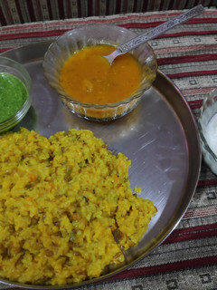 A picture of Vegetable khichdi with dahi launji and chutney.