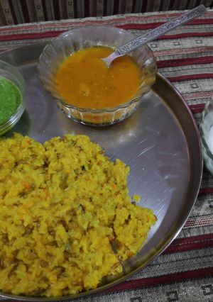 A picture of Vegetable khichdi with dahi launji and chutney.