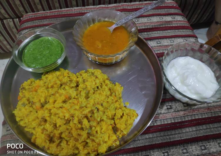 Vegetable khichdi with dahi launji and chutney