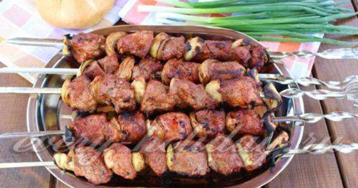 Как замариновать шашлык как в шашлычной. Шашлык рулетики. шашлык в томатном маринаде. шашлык в томатном соке. шашлык рулетики из свинины.