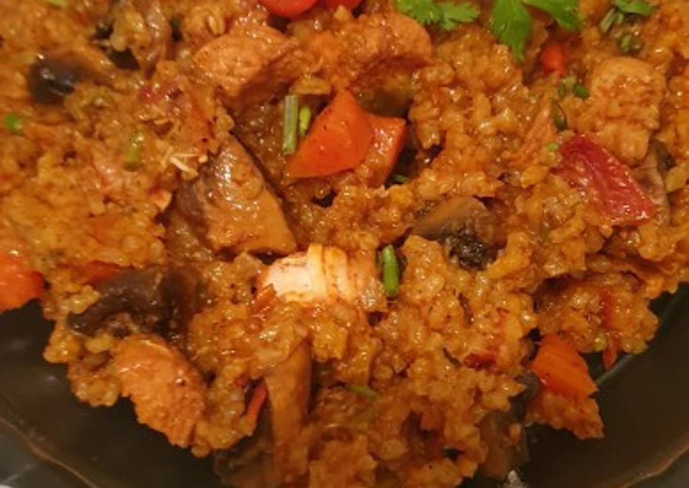 Arroz con pollo, verduras y champiñones