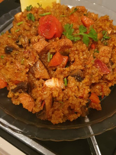 Una foto de Arroz con pollo, verduras y champiñones