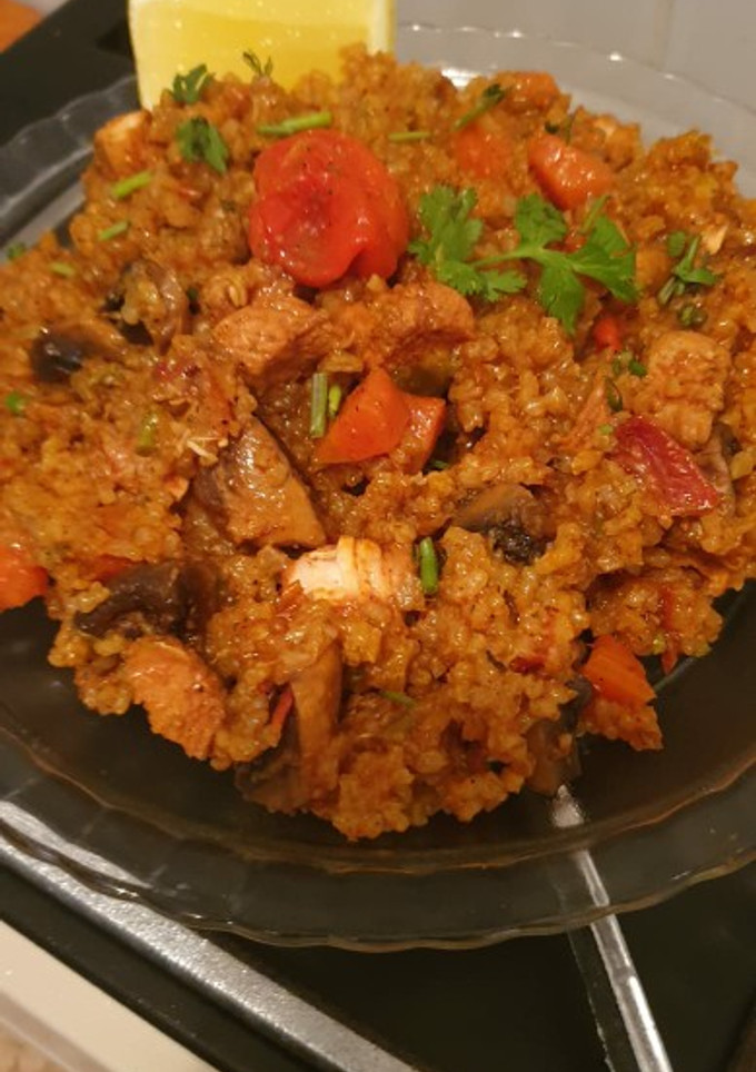 Una foto de Arroz con pollo, verduras y champiñones