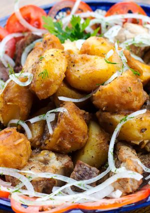 Фото Казан-кебаб с говядиной, свининой и вкусным маринованным луком.
