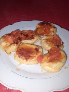 Una foto de Panquecitos de leche con almíbar de fruta