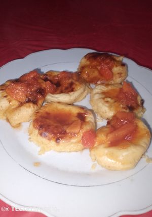 Una foto de Panquecitos de leche con almíbar de fruta