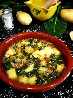 Una foto de Guiso de patatas con jamoncitos de pollo y acelga