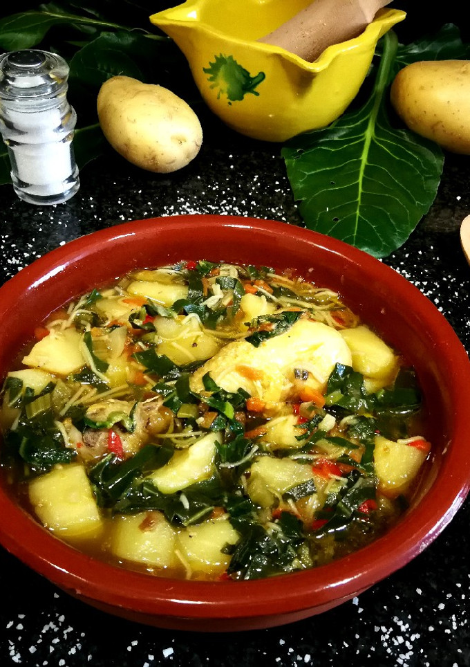 Una foto de Guiso de patatas con jamoncitos de pollo y acelga