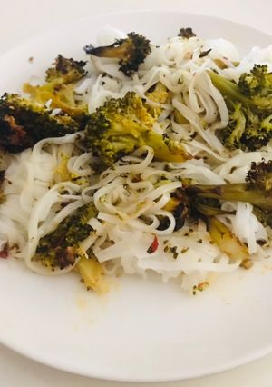 Φωτογραφία της συνταγής Noodles με λίγο πικάντικο μπρόκολο σκόρδο και καβουρδισμένο σουσάμι !