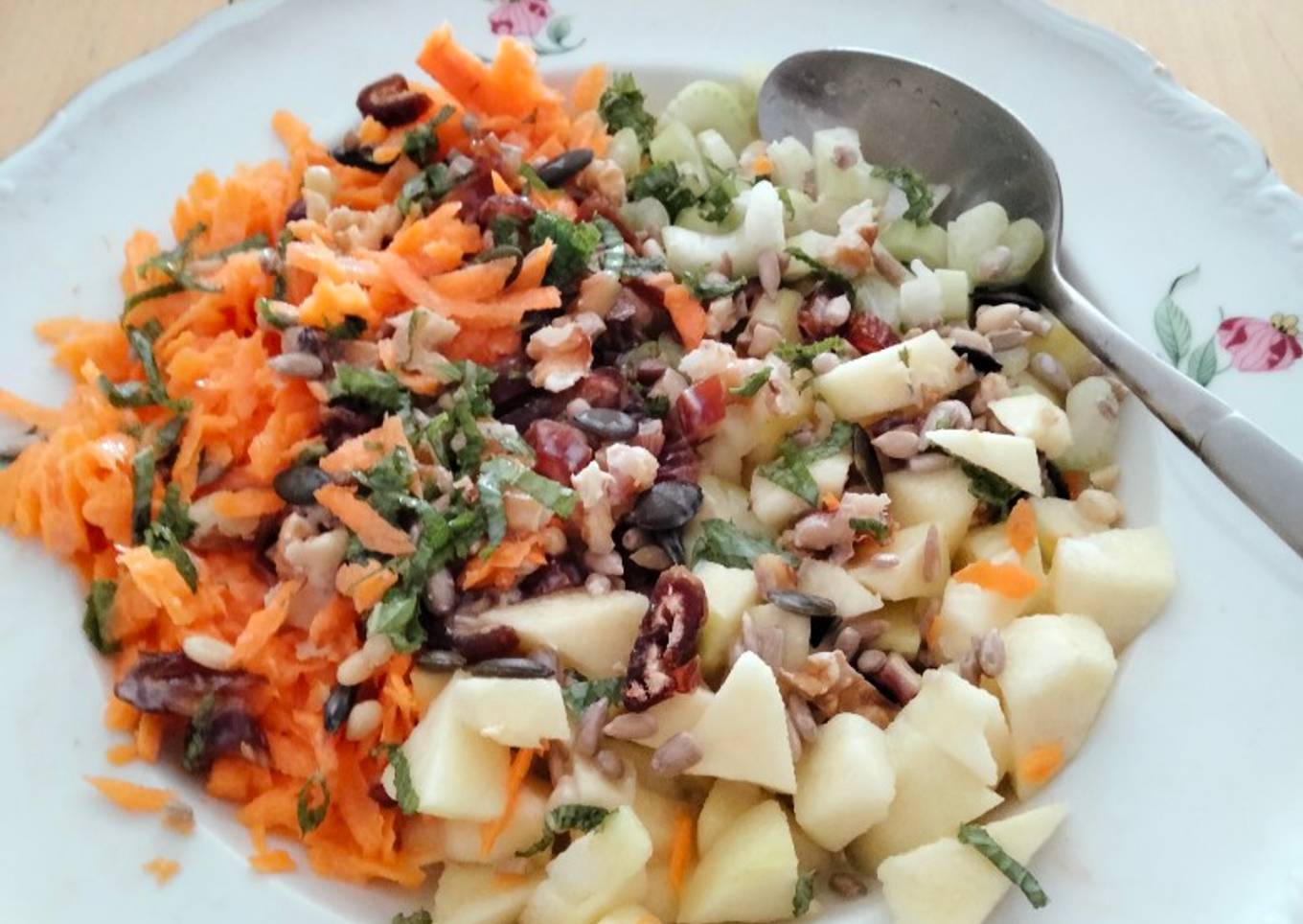 Ensalada de zanahoria, manzana, apio y nueces