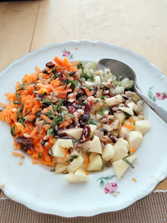 Una foto de Ensalada de zanahoria, manzana, apio y nueces