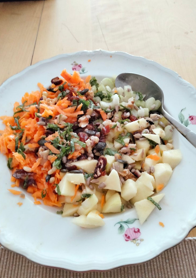 Una foto de Ensalada de zanahoria, manzana, apio y nueces