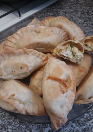 Una foto de Empanadas de pollo y crema de brócoli 😍