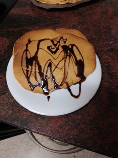 Una foto de Tortitas americanas con sirope de chocolate