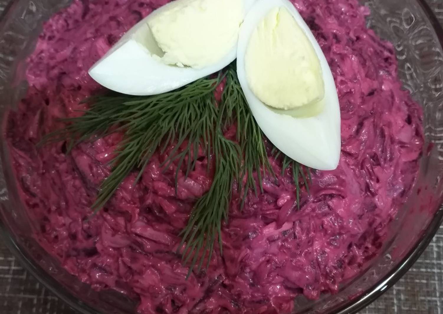 Украсить салат из свеклы. Простые салаты с свеклой варёной. Салат со свёклой вареной. Салата смесь со свёклой