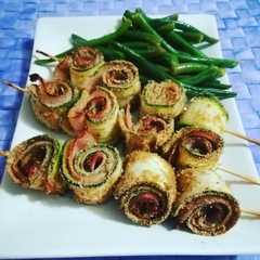 Foto di Spiedini di zucchine impanate e arrotolate con arrosto di tacchino gratinati al forno