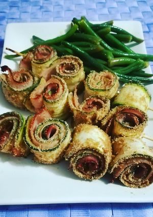 Foto di Spiedini di zucchine impanate e arrotolate con arrosto di tacchino gratinati al forno