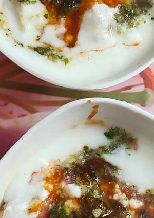 A picture of Dahi bhalle.