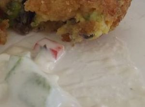 Una foto de Croquetas de garbanzo y  hojas verdes con salsa de verduras al jocoque las Correa