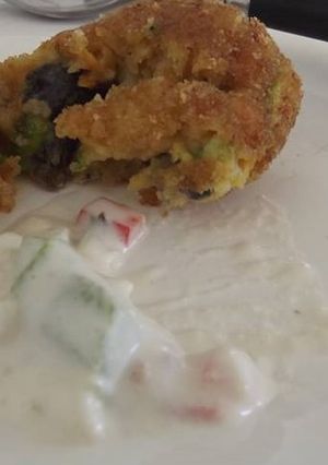 Una foto de Croquetas de garbanzo y  hojas verdes con salsa de verduras al jocoque las Correa
