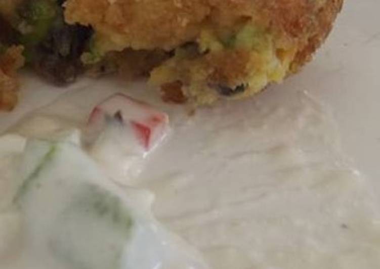 Croquetas de garbanzo y  hojas verdes con salsa de verduras al jocoque las Correa