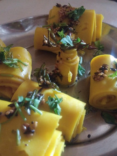 ખાંડવી (Khandvi Recipe In Gujarati) રેસીપી મુખ્ય ફોટો