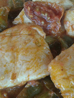 Una foto de Merluza con pimientos y tomate cherry kumato