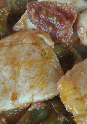 Foto principal de Merluza con pimientos y tomate cherry kumato