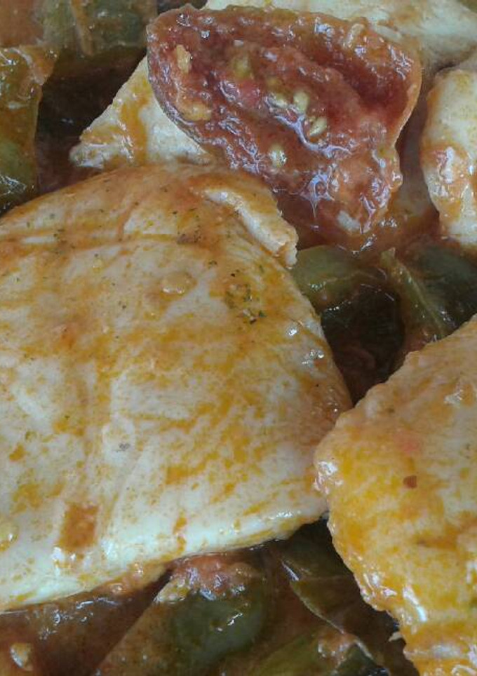 Una foto de Merluza con pimientos y tomate cherry kumato