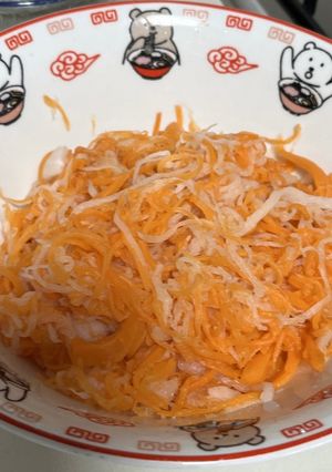 Hình của món Đồ chua: cà rốt và củ cải trắng.