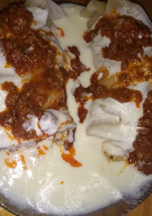 Una foto de Arrollado de pollo🐥 con salsa Bechamel y Tuco