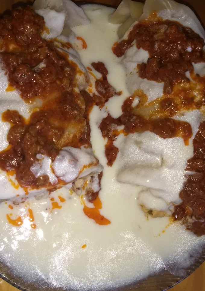 Una foto de Arrollado de pollo🐥 con salsa Bechamel y Tuco