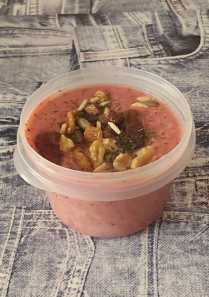 Una foto de Smoothie de manzana, ciruelas, plátano y piña