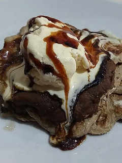 Una foto de Tortitas de plátano con helado de vainilla