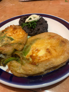 Una foto de Chiles de agua rellenos de quesillo
