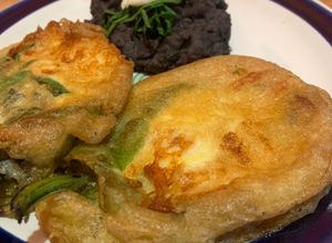 Una foto de Chiles de agua rellenos de quesillo