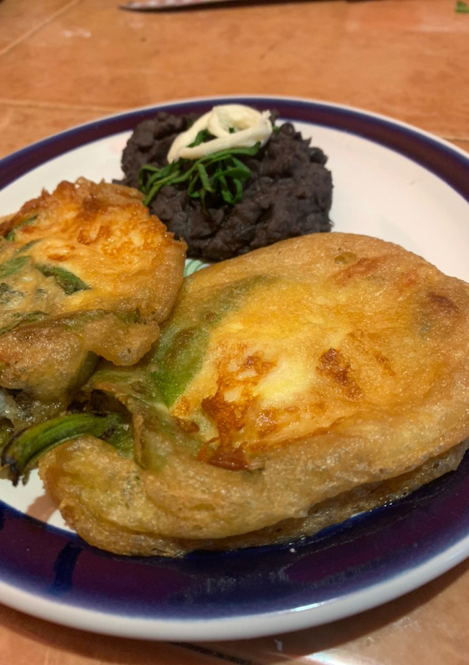 Una foto de Chiles de agua rellenos de quesillo