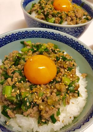 A picture of [Lazy Meal] Tastes Like Gyoza! Easy Garlic Chive Rice Bowl.