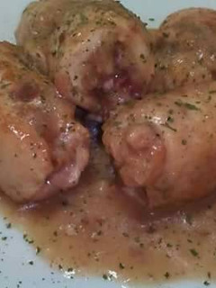 Una foto de Pechuguitas de pollo rellenas de jamón y queso en salsa