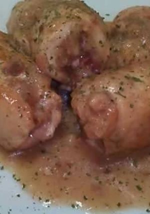 Una foto de Pechuguitas de pollo rellenas de jamón y queso en salsa