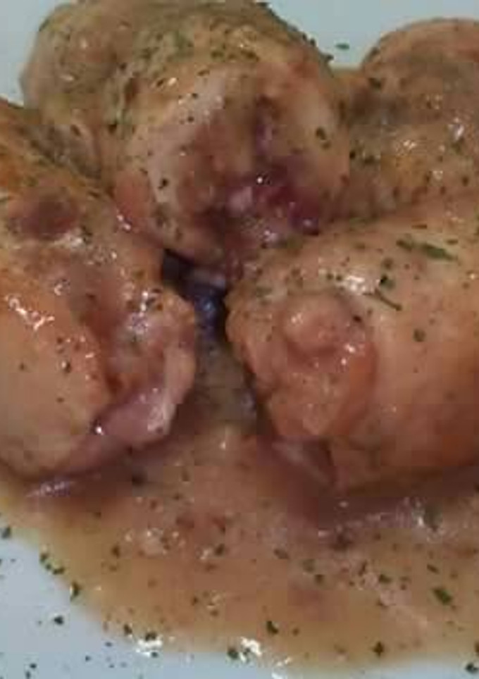 Una foto de Pechuguitas de pollo rellenas de jamón y queso en salsa