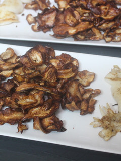 Una foto de Sepia al grill con chips de tupinamba