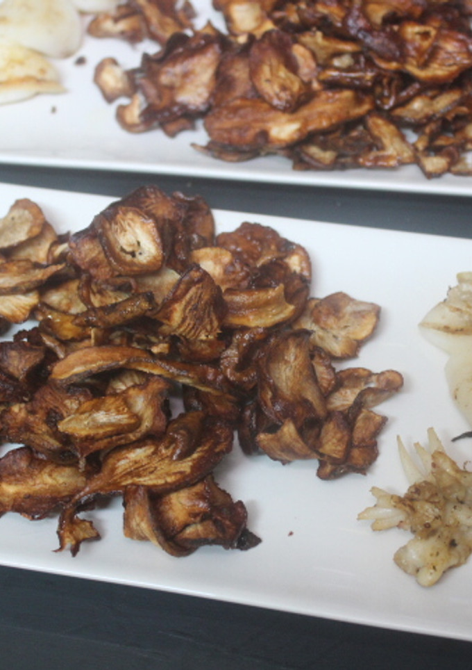 Una foto de Sepia al grill con chips de tupinamba